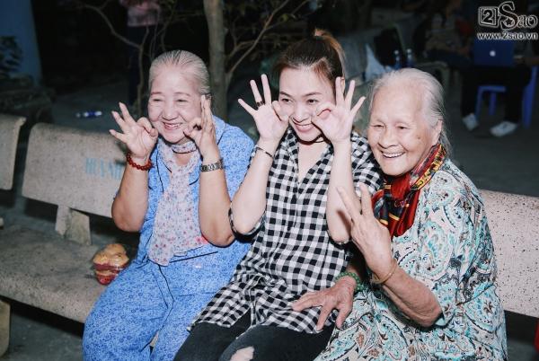 Mỹ Tâm múa minh họa, vui đùa tươi cười với nghệ sỹ già trước khi về quê ăn Tết-11