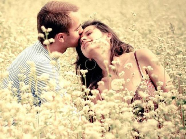 Biết bỏ qua những điều vặt vãnh: Tình yêu vẫn luôn có xung đột và tranh cãi, nhưng sau tất cả, hai bạn vẫn bỏ qua những chuyện không đáng và vui vẻ làm hòa với nhau. Hai bạn luôn cố gắng thỏa hiệp mọi thứ và không bao giờ để sự tức giận len lỏi trong suy nghĩ, càng không mang sự ấm ức lên giường ngủ. Bạn biết chúng sẽ là những điều tiềm ẩn hủy hoại hạnh phúc của nhau và vì thế nên luôn cùng nhau quên đi những điều vặt vãnh không đáng ấy.