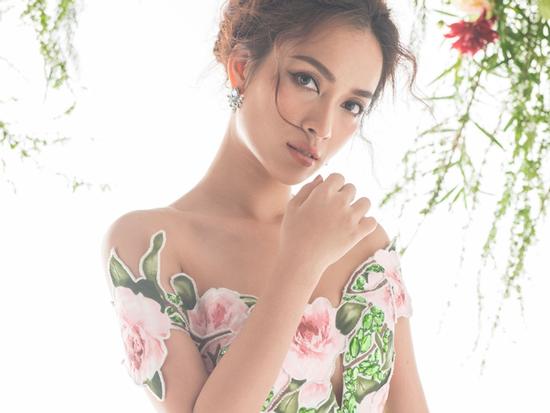 Ái Phương khoe vẻ đẹp mong manh trước thềm năm mới