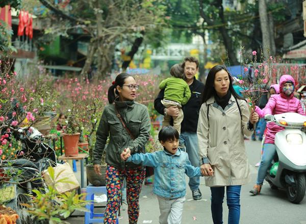 Thời điểm hiện tại, chợ hoa Hàng Lược trở thành điểm mua sắm, vui chơi của người dân Thủ đô những ngày cuối năm.