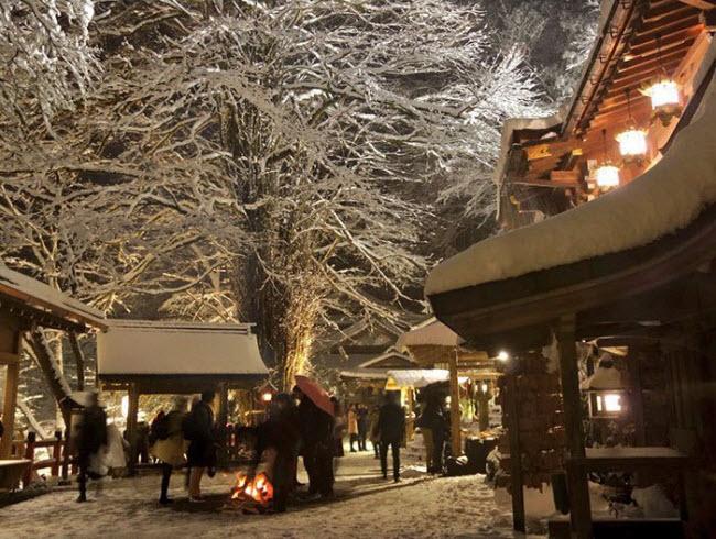 Du khách tập trung quanh bếp lửa tại một quán ăn ở Kyoto.