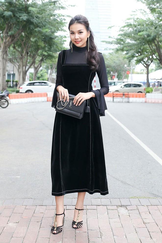 A hau Huyen My mac ca tinh dep nhat tuan hinh anh 2