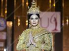 Hoa hậu Thái Lan mặc quốc phục đính 300.000 viên kim cương
