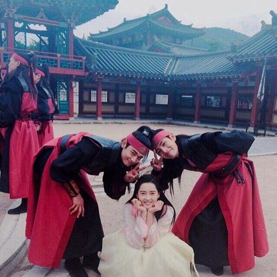 Nữ chính Go Ara đã cho thấy tính cách nhí nhảnh của mình trên phim trường.