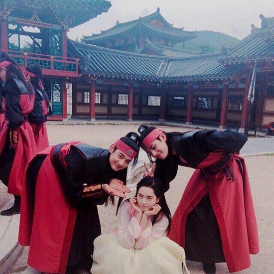 Cô cũng cho thấy phản ứng hóa học tuyệt vời của mình và các bạn diễn nam.