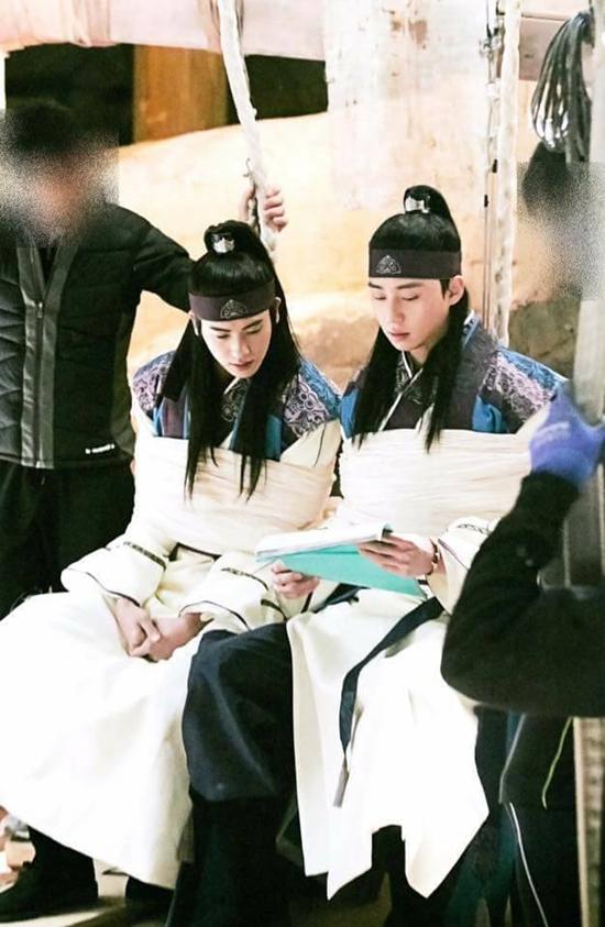 Cùng nhau ôn lại kịch bản ngay trên phim trường.