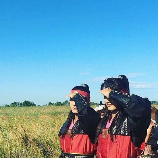 "Yêu không phải là nhìn nhau mà là cùng nhau nhìn về một hướng".