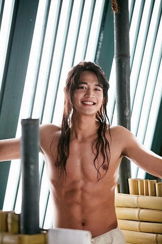 Hào hứng khoe thân.