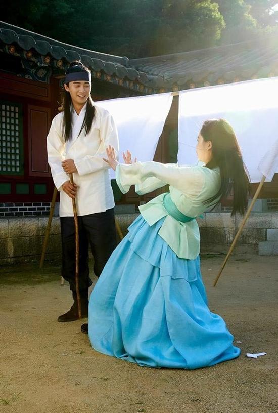 Tư thế khó đỡ của nữ chính Go Ara.