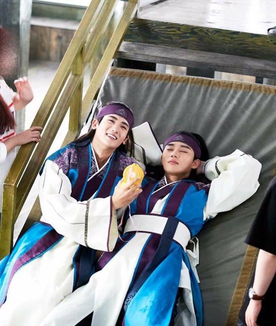 Khi trời quá nắng mà hai ta chỉ có một chiếc quạt điện.