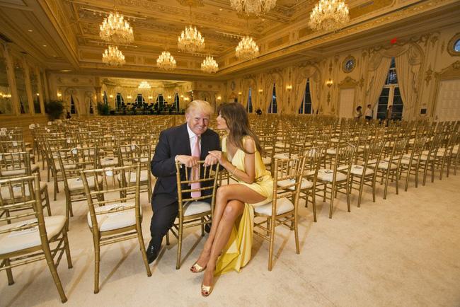 13. Vợ chồng ông Trump chụp ảnh tại câu lạc bộ Mar-a-Lago, Palm Beach Florida năm 2016.