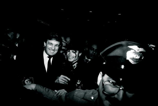 9. Ông Trump cùng Michael Jackson trong ngày khai trương khu nghỉ dưỡng sòng bạc Trump Taj Mahal tại thành phố Atlantic vào năm 1990.