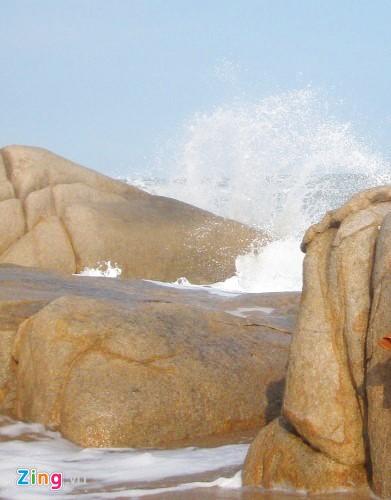 Tắm sóng ở các ghềnh đá: Các ghềnh đá bạn có thể đến để trải nghiệm kiểu tắm độc đáo này gồm Bình Châu, Bàng Than, Đá Đĩa.. Ảnh: An Huỳnh.