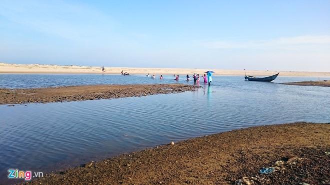 Điểm đến để bạn trải nghiệm cảm giác này là biển Thắng Hải (huyện Hàm Tân, tỉnh Bình Thuận). Từ ngã ba suối nước nóng Bình Châu, bạn rẽ theo hướng ngược lại, chạy thêm 4 km, gặp ngã tư thì rẽ phải, chạy đến cuối đường. Ảnh: An Huỳnh.