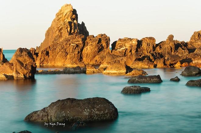 Chinh phục các cụm đá ở các bãi biển như Hồ Cốc, bãi Đá Nhảy, Cổ Thạch hay ở các hòn đảo như cù lao Chàm, cù lao Câu... Ảnh: Nga Dang.