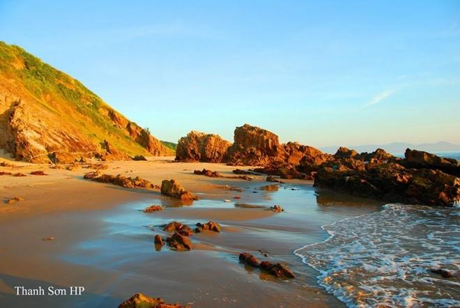 Các hoạt động bạn nên có tại các bãi biển có đá là leo lên đỉnh đá ngắm biển từ trên cao, tìm hốc đá nghỉ mát hay chụp hình với những cụm đá nhiều hình dáng. Ảnh: Thanh Sơn.