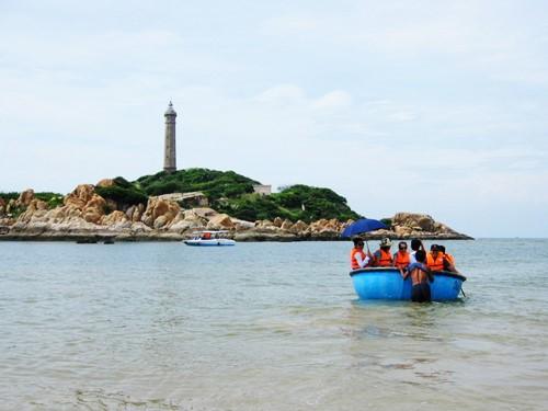 Trải nghiệm thuyền thúng hay quăng lưới trên biển cũng là một trong những trải nghiệm rất được yêu thích ở Việt Nam. Ảnh: Huyền Châu.