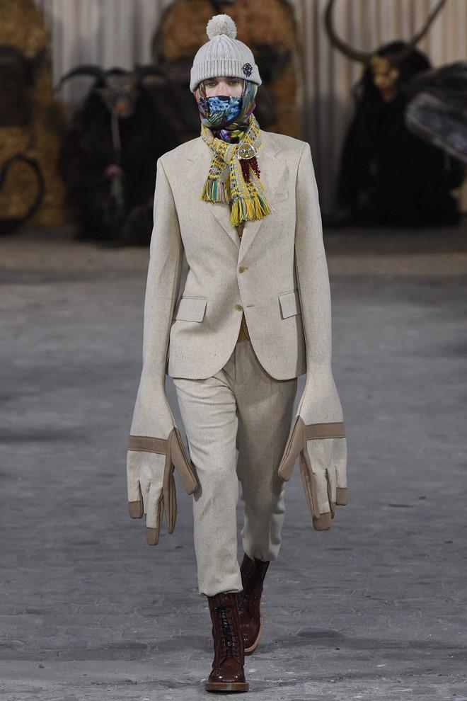 Mot tay ao dai quet dat len ngoi tai Paris Fashion Week hinh anh 7