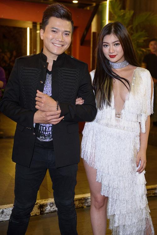 sao-viet-mac-loi-trang-phuc-tuan-qua-24-1