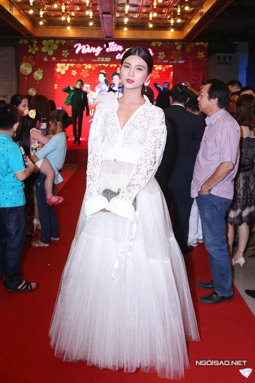 sao-viet-mac-loi-trang-phuc-tuan-qua-24-1-2