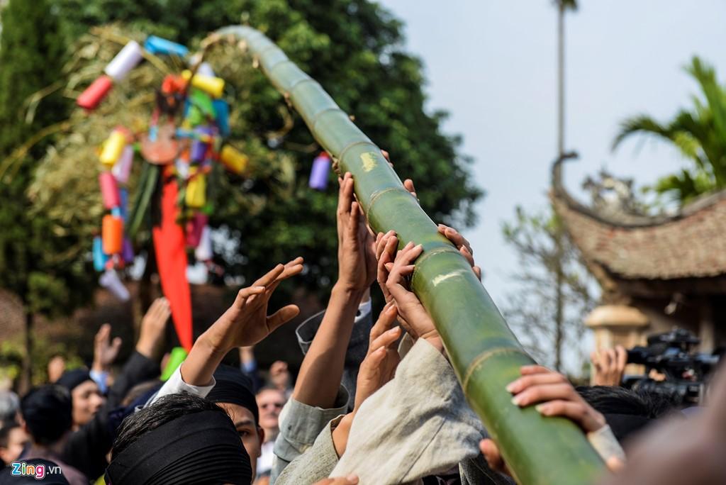 Trong sự kiện này có lễ dựng cây nêu. Theo truyền thống, cây nêu được dựng vào ngày Táo quân về trời, với quan niệm rằng từ ngày này cho tới đêm giao thừa, vắng mặt Táo công, ma quỷ thường nhân cơ hội lẻn về quấy nhiễu.