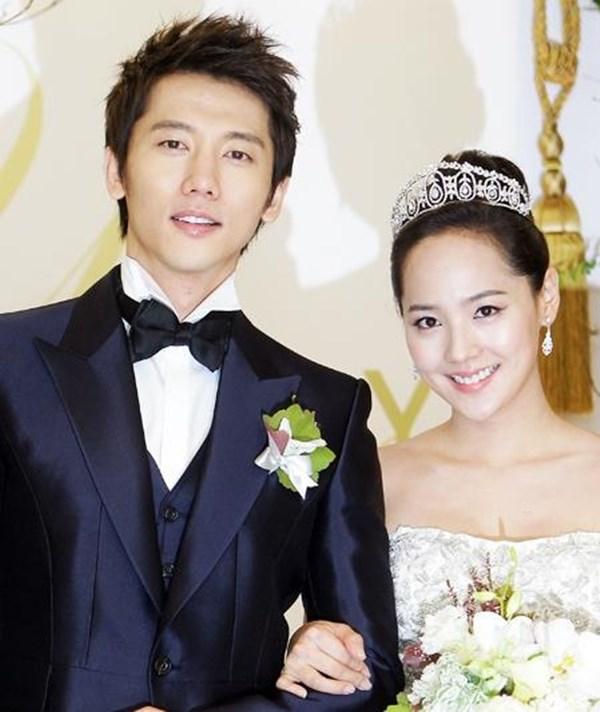 Eugene và Ki Tae Young: Đây cũng là một cặp "phim giả tình thật". Hai người nảy sinh tình cảm khi hợp tác trong bộ phim truyền hình Creating Destiny.