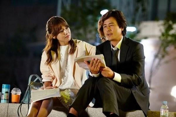 Kam Woo Sung và Soo Young: Khoảng cách tuổi tác của cặp đôi này cũng là 20 tuổi.