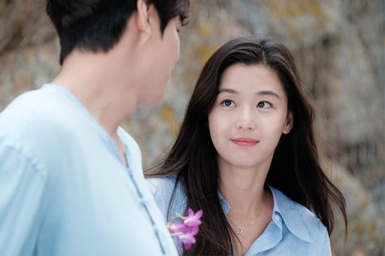 Trong năm qua, Jun Ji Hyun đã đánh dấu thành công mới trong lĩnh vực diễn xuất với vai nàng tiên cá trong 'Huyền thoại biển xanh'. Bên cạnh đó, gu ăn mặc đẳng cấp của nữ diễn viên cũng luôn được đánh giá cao.