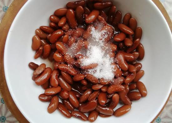 Bước 4: Cho đậu đã ngâm đường vào chảo chống dính. Bạn đun ở lửa nhỏ liu riu thỉnh thoảng đảo đều đậu.