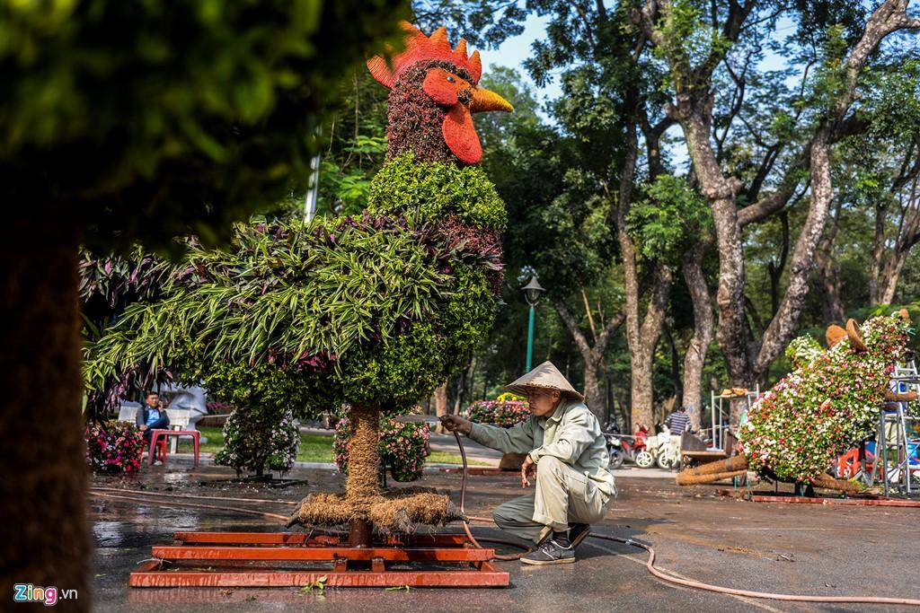 Một công nhân cho biết, sau khi hoàn thiện xong, các con vật cần được tưới nước thường xuyên để đảm bảo cây luôn tươi tốt.