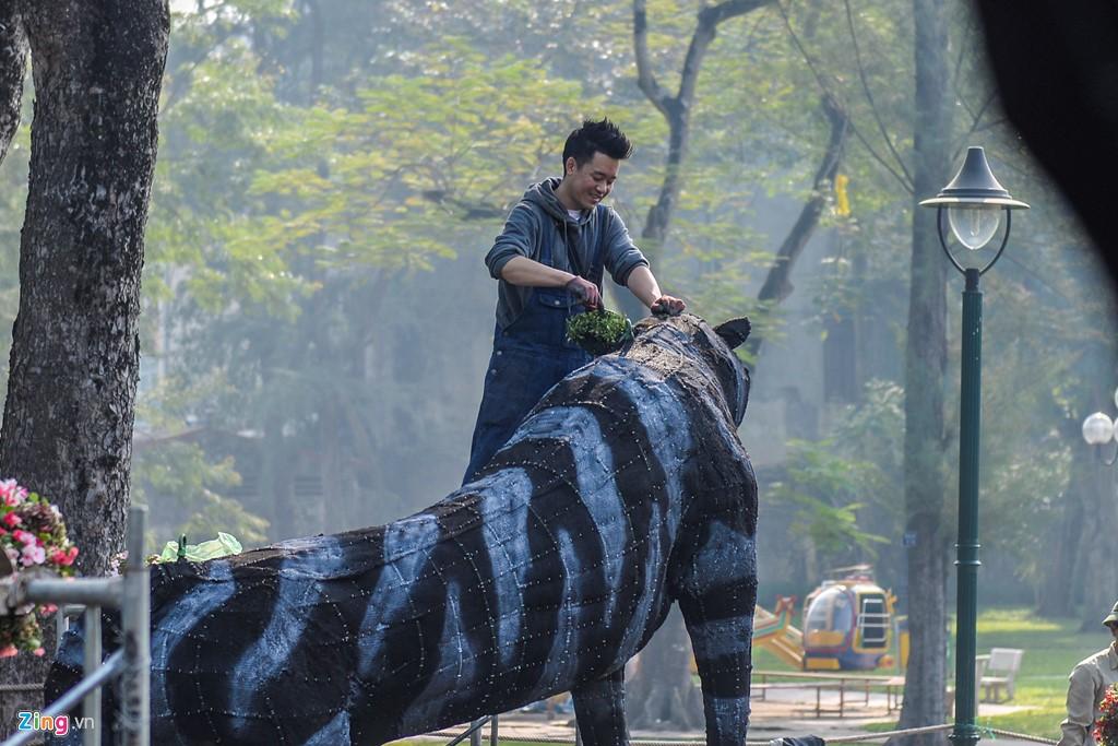 Con hổ được chia thành hai màu khác nhau để dễ dàng trong việc gắn cây.