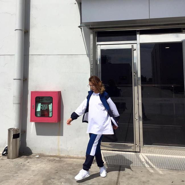 Hoa hậu Mỹ Linh đụng hàng Lan Khuê, các cặp Hollywood chặt chém với street style đôi - Ảnh 10.