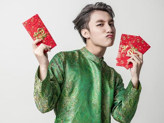 Sơn Tùng ngày thường đi hát, Tết về quê trông nồi bánh chưng