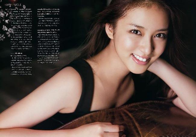 Emi Takei không chỉ dễ thương mà còn khá gợi cảm.