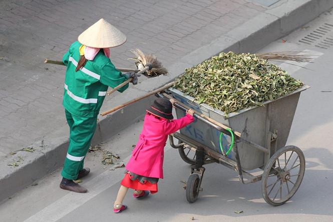 Đầu năm 2016, cư dân mạng cũng từng chạnh lòng trước bức ảnh một em nhỏ theo mẹ quét rác mưu sinh. Đó là 2 mẹ con chị Trương Thị Thơm, 28 tuổi, công nhân quét rác của Hợp tác xã Thành Công và bé Nguyễn Thị Trang (5 tuổi).