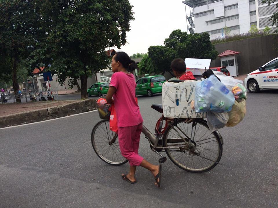 Một người mẹ trẻ dắt con mưu sinh trên đường phố những ngày cuối năm.