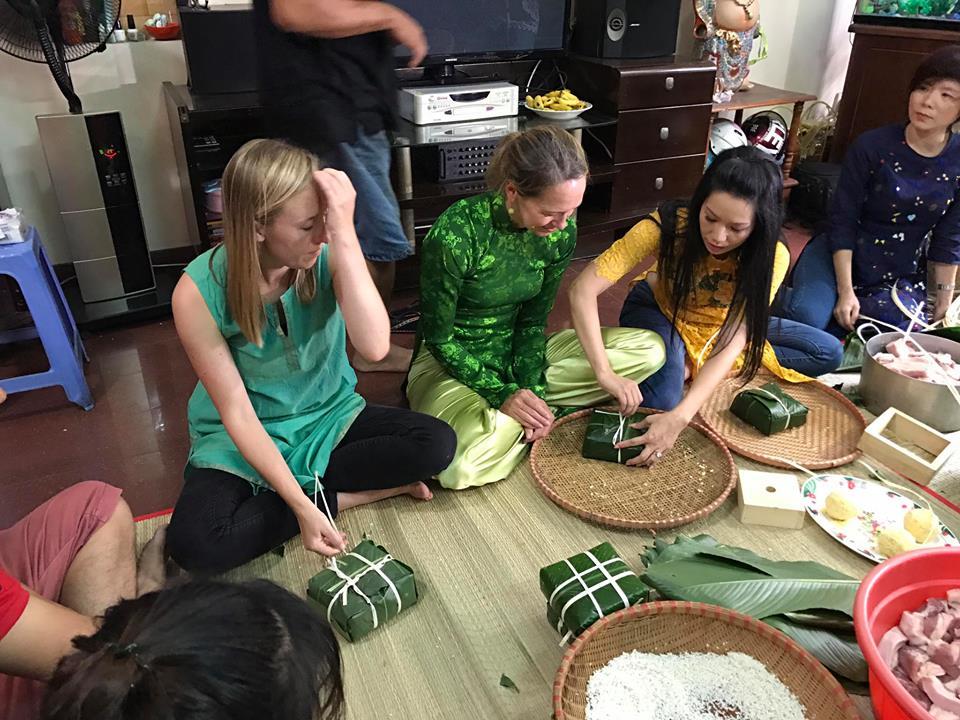 Sao Việt ngày cận tết: người hào hứng đi chợ hoa - kẻ livestream gói bánh chưng-6