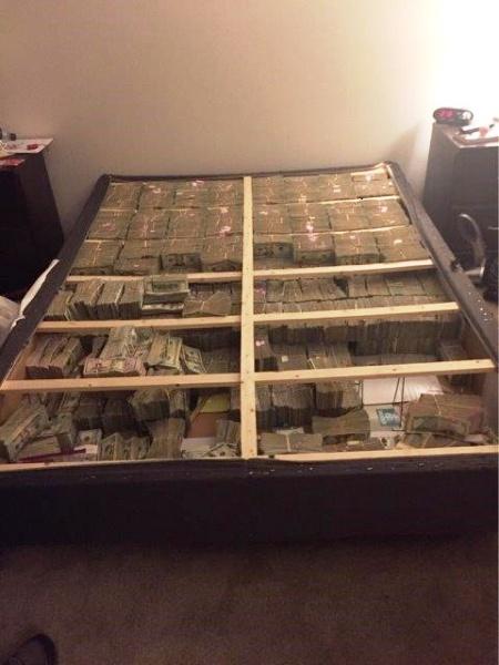 Đây là hình ảnh 41 nghìn tỷ được nhồi đầy bên dưới chiếc giường nệm mà cảnh sát tìm thấy - Ảnh 1.
