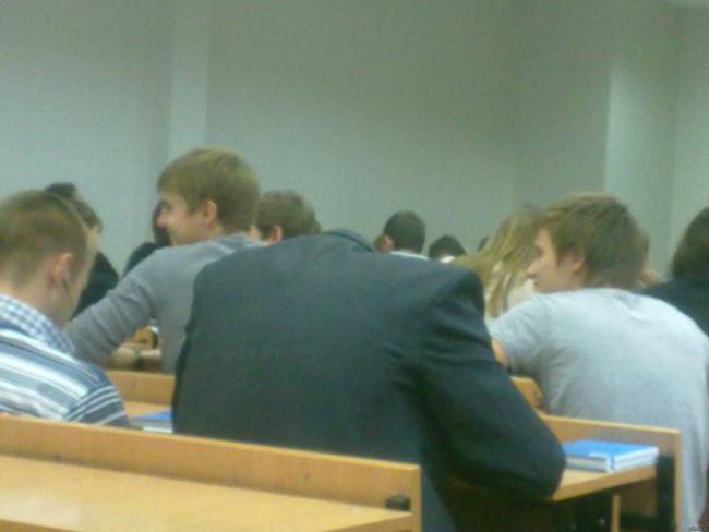 giat minh voi nhung hinh anh "hiem thay" trong lop hoc hinh anh 4