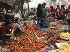 Người Hà Nội tấp nập mua sắm trong phiên chợ 29 Tết