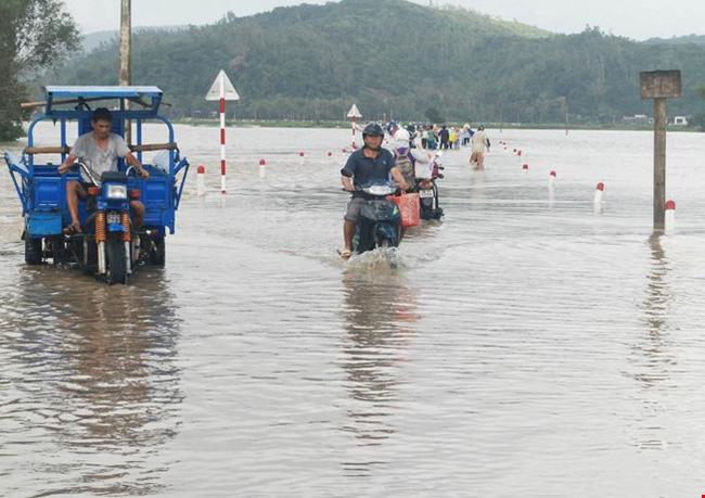 Lần đầu tiên, Phú Yên bị ngập lụt ngày giáp Tết - Ảnh 2.