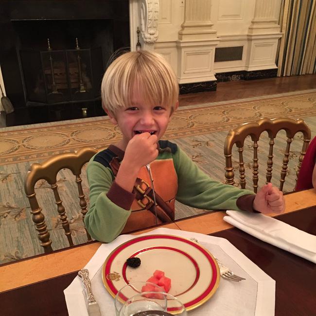 Đối với cậu cháu trai 10 tháng tuổi, việc ông ngoại Donald Trump trở thành Tổng thống cũng khiến cậu bé hạnh phúc nhường này - Ảnh 5.