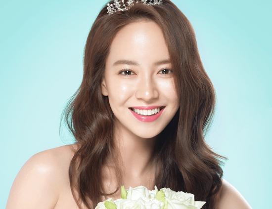 Trong sự nghiệp phim ảnh của mình, Song Ji Hyo được nhớ đến nhiều nhất với những cảnh nóng trong 'Song Hoa Điếm'. Bên cạnh nghiệp diễn, mỹ nhân này còn là rất được hâm mộ khi là thành viên của chương trình 'Running Man'.