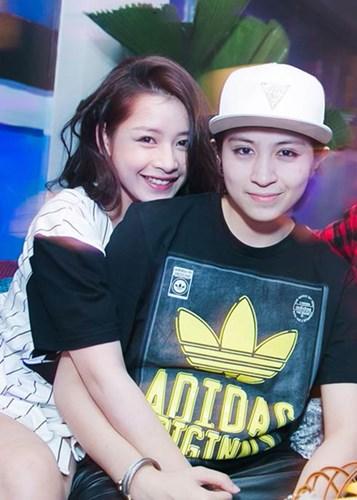 Thời gian đầu Nam tiến, hot girl sinh năm 1993 bắt đầu vướng tin đồn hẹn hò Gil Lê. Cả hai xuất hiện như hình với bóng trong nhiều sự kiện. (Ảnh: Khampha)