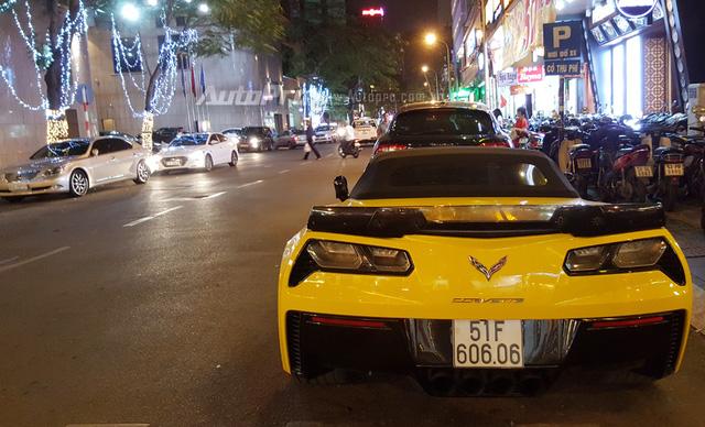 Chevrolet Corvette C7 Z06 mui mềm đầu tiên xuất hiện tại Việt Nam sở hữu ngoại thất màu vàng nổi bật cùng điểm nhấn là các chi tiết màu đen đối lập như hốc gió, nắp capô, lưới tản nhiệt, vỏ gương, cản va sau và cánh gió đuôi.