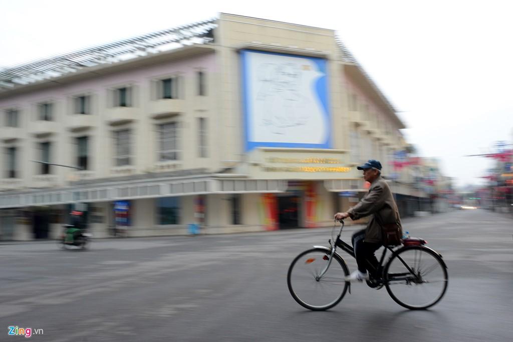 Ha Noi vang lang sang mung 1 Tet hinh anh 3