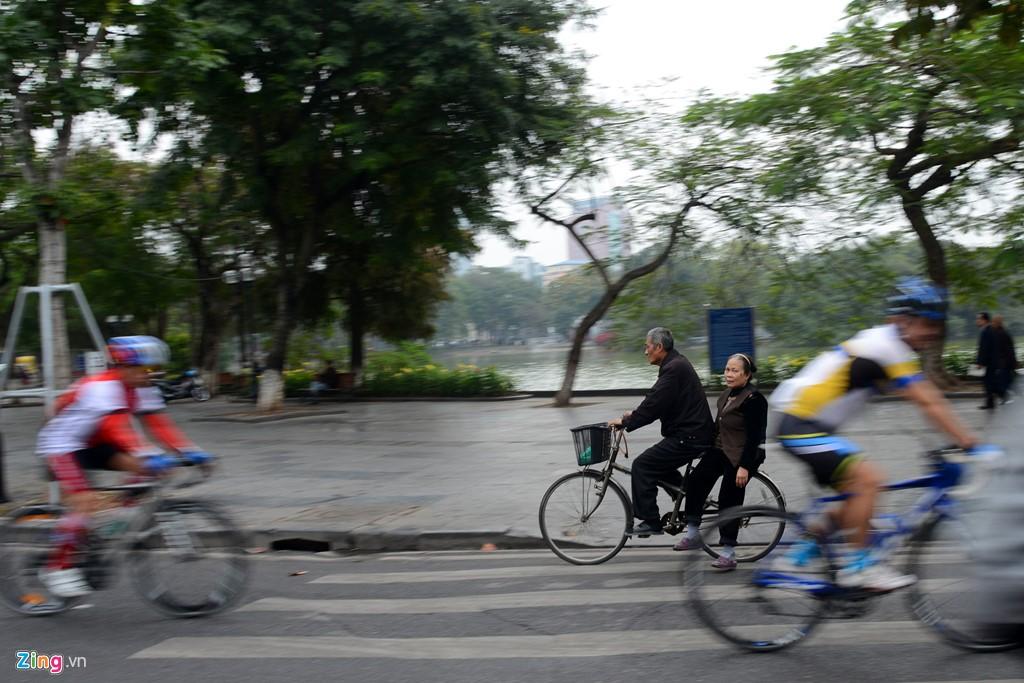 Ha Noi vang lang sang mung 1 Tet hinh anh 10