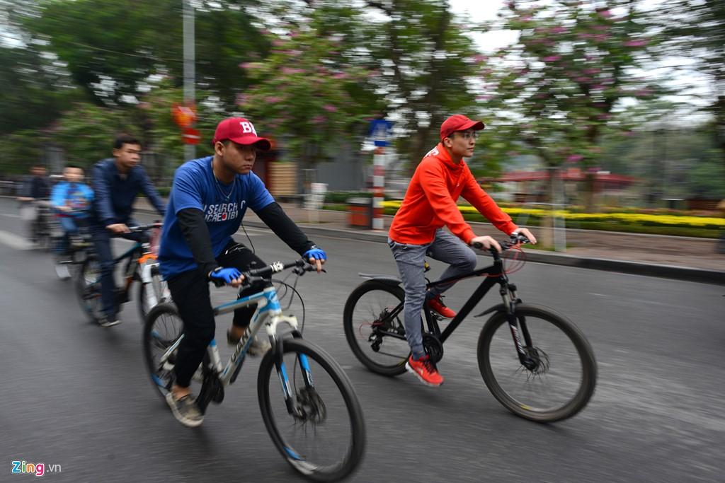 Ha Noi vang lang sang mung 1 Tet hinh anh 9