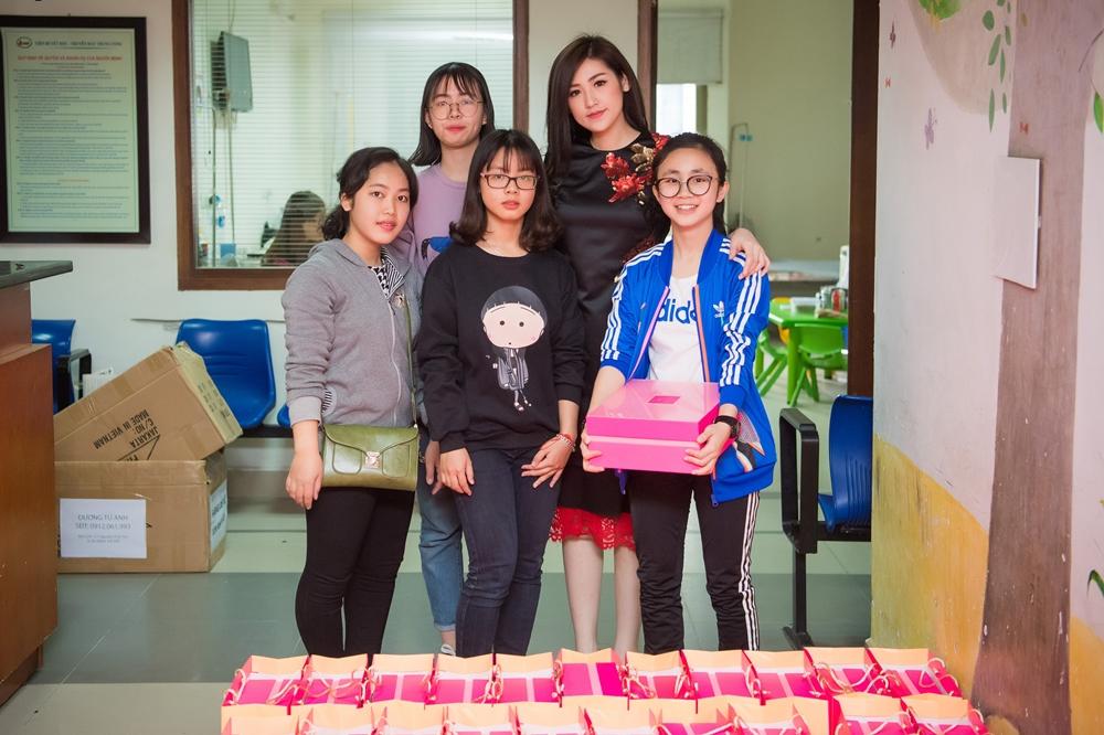 Năm nay, vào dịp cuối năm, điểm đến của hai mẹ con là Viện huyết học trung ương, vì nơi đây chính là nơi mà ông ngoại của Tú Anh đã nhập viện và điều trị.