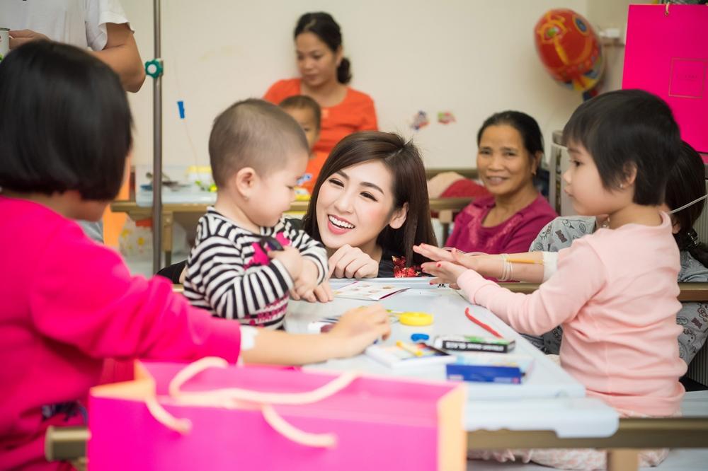 Tú Anh chia sẻ, cô rất sợ nhìn người khác khổ, đặc biệt là những hoàn cảnh éo le, bệnh tật bởi điều đó khiến cô không kìm được nước mắt...